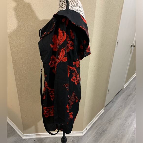 Pretty little thing top NWT - Picture 2 of 8